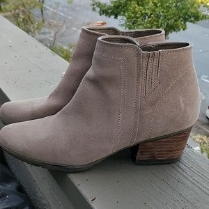 Blondo Waterproof Booties (8.5M)